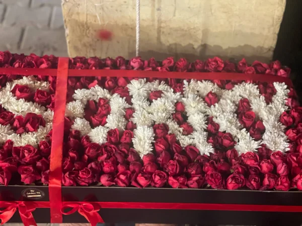 Sorry Box – XXL Red Rose Box with 'SORRY' in White Flowers & Balloons - Image 2