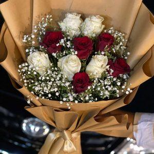 Elegant red and white rose bouquet in brown wrap – Gift Shop Islamabad, flower delivery in Islamabad.