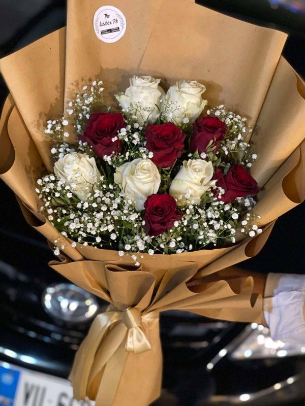 Elegant red and white rose bouquet in brown wrap – Gift Shop Islamabad, flower delivery in Islamabad.