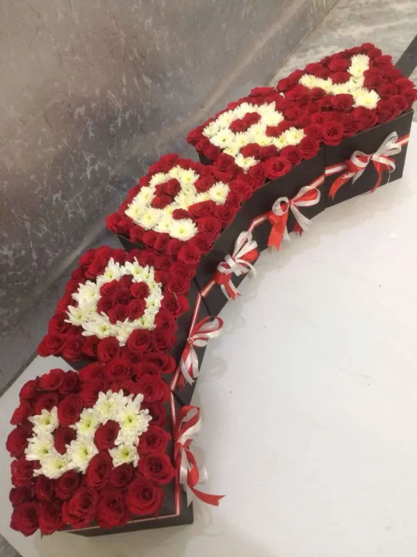Sorry Box – XXL Red Rose Box with 'SORRY' in White Flowers & Balloons - Image 3