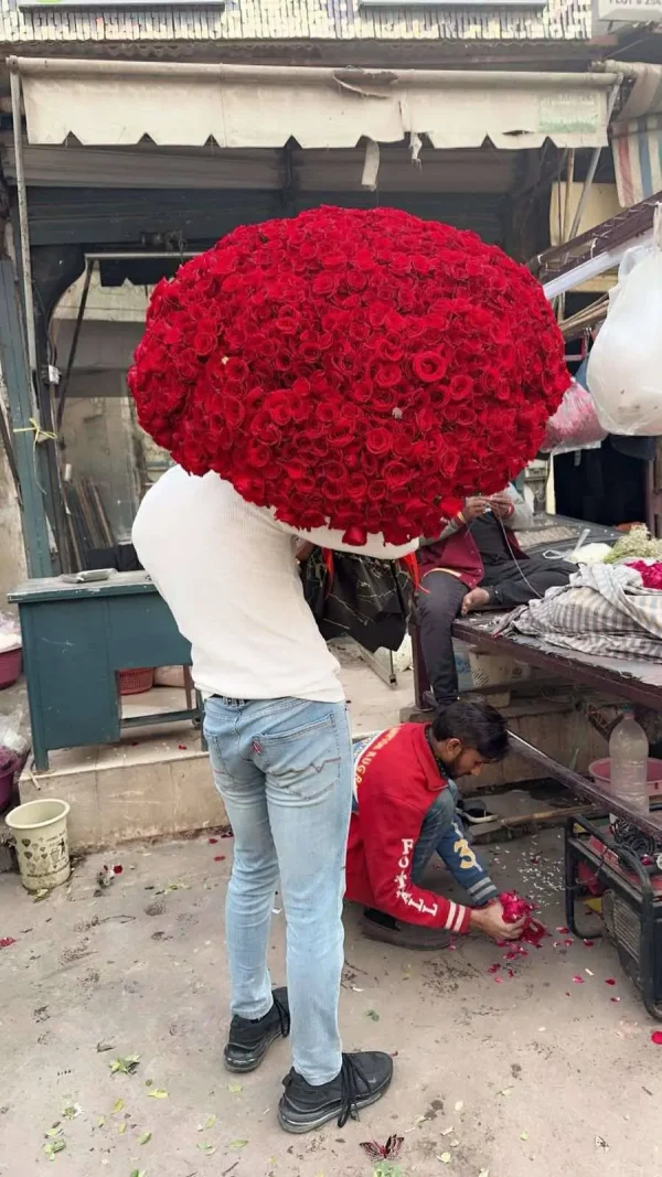 Luxury XXL 1000 red roses bouquet by Gift Shop Islamabad – best gift shop in Islamabad